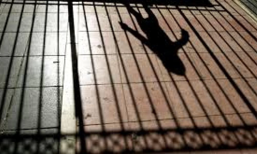Θεσσαλονίκη: Τραυματίστηκε κοριτσάκι που έπεσε καγκελόπορτα επάνω της